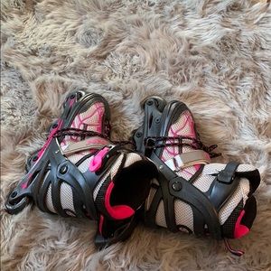 Adjustable size roller blades